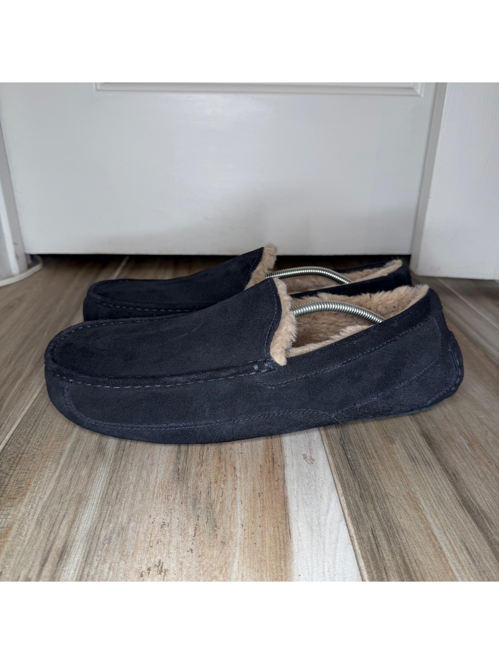 UGG Ascot Black Leather Slippers Sherpa Wool Blend Insoles Men’s Sz 15